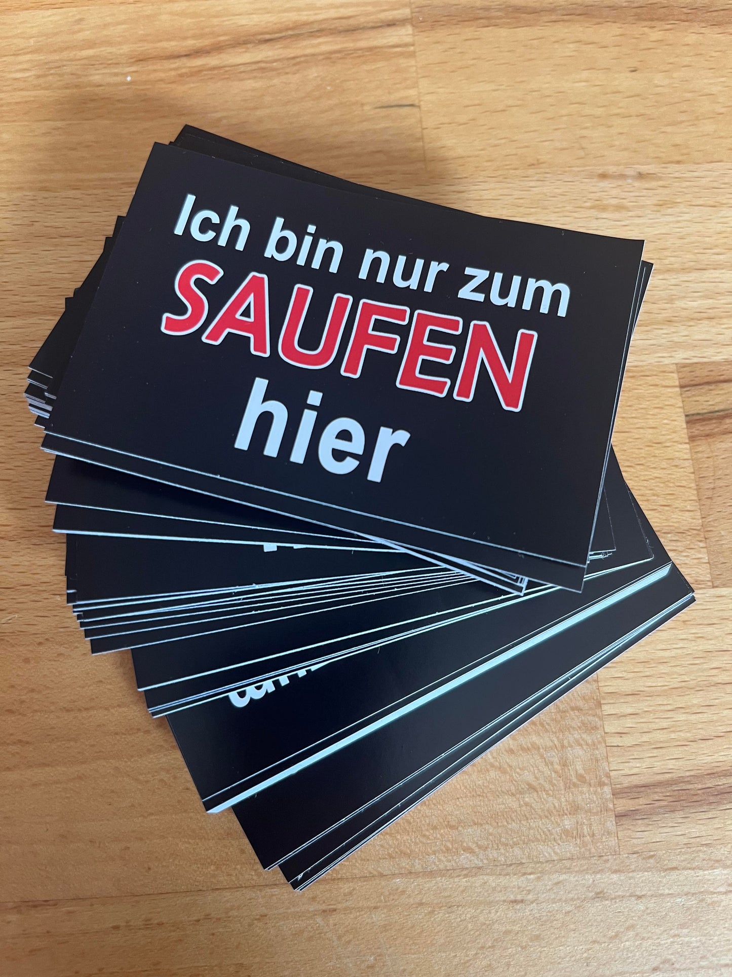 T-Shirt + 100 Gratis Sticker "Ich bin nur zum Saufen hier"