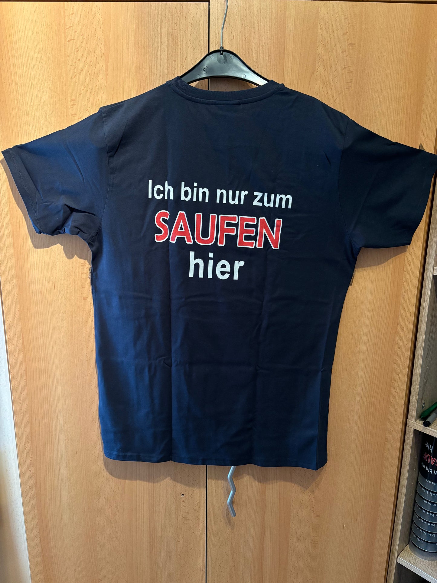 T-Shirt "Ich bin nur zum Saufen hier"