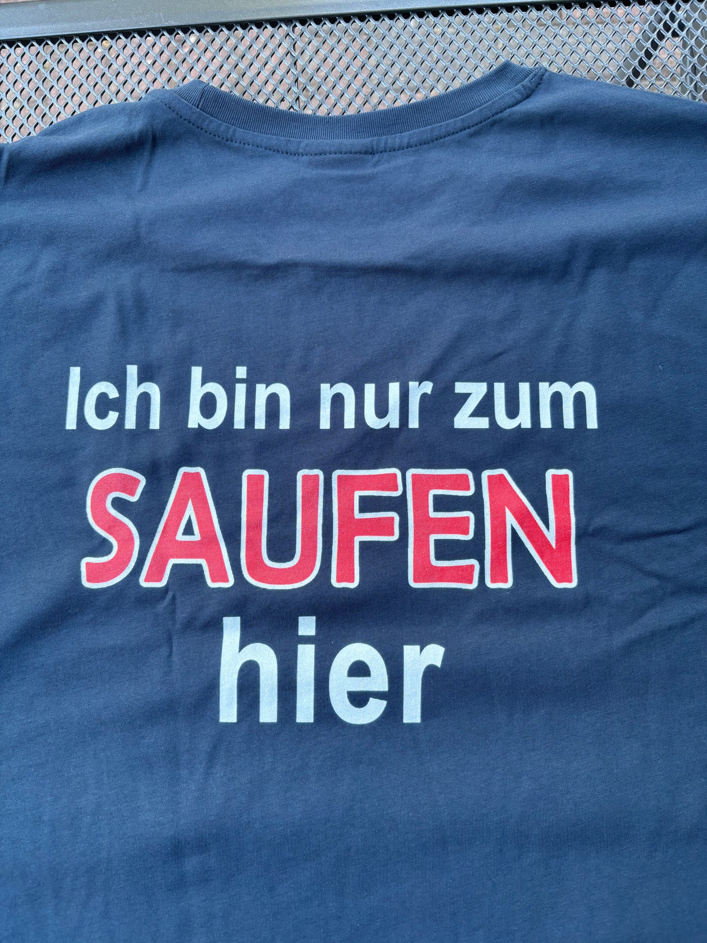 T-Shirt "Ich bin nur zum Saufen hier"